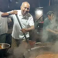 Kabar duka kembali dari dunia hiburan. Presenter acara masak yang terkenal dengan jargon maknyuss, Bondan Winarno meninggal dunia dalam usia 67 tahun. (Instagram/maknyusbw)