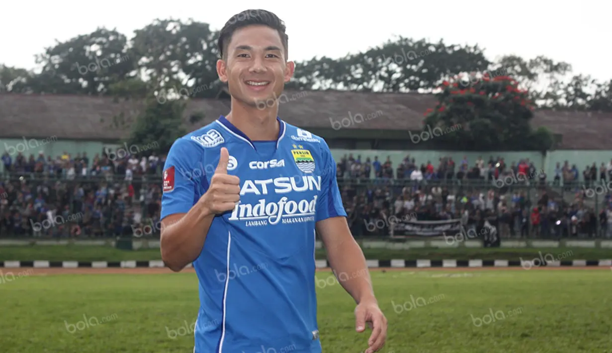 Kim Jeffrey Kurniawan terlihat ceria saat launching jersey baru Persib jelang bergulirnya Torabika Soccer Championship (TSC) 2016 Presented by IM3 Ooredoo di Stadion Siliwangi, Bandung, Sabtu (23/4/2016). (Bola.com/Permana Kusumadijaya)