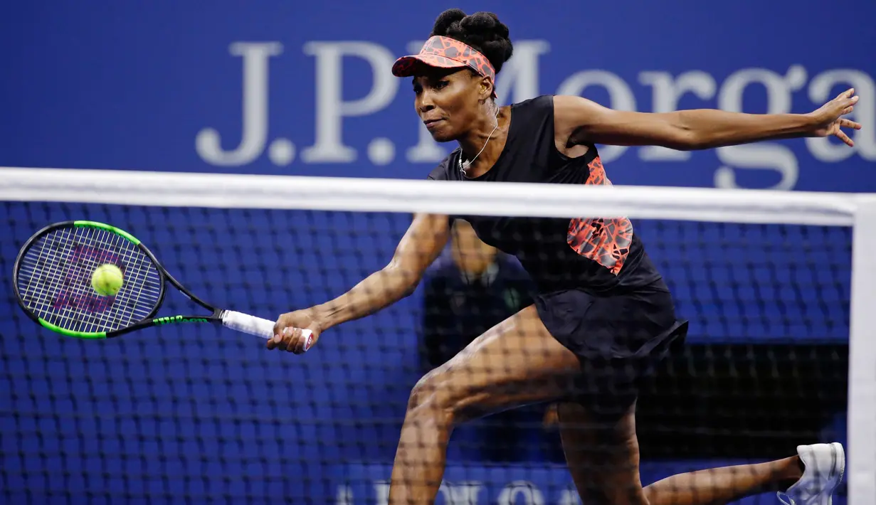 Petenis unggulan, Venus Williams menahan pukulan dari petenis muda AS, Sloane Stephens pada babak semifinal  AS Terbuka 2017 di New York, Kamis (7/9). Venus gagal melaju ke final setelah kalah  melalui tiga set 1-6, 6-0, 5-7.  (AP Photo/Seth Wenig)