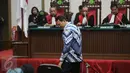 Basuki Tjahaja Purnama atau Ahok kembali duduk ke kursi terdakwa setelah berunding dengan tim penasehat hukumnya di Kementan, Jakarta, Selasa (9/5). Majelis Hakim menjatuhkan vonis selama dua tahun penjara terhadap Ahok. (Liputan6.com/RAMDANI/Pool)