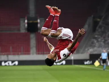 Striker Arsenal, Pierre-Emerick Aubameyang melakukan selebrasi usai mencetak gol ketiga timnya ke gawang Benfica dalam laga leg kedua babak 32 Besar Liga Europa 2020/21 di Georgios Karaiskakis Stadium, Kamis (25/2/2021). Arsenal menang 3-2 atas Benfica. (Eurokinissi via AP/Antonis Nikolopoulos)