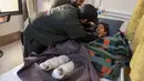 Gadis Suriah Sham Sheikh Mohammad (9) yang diselamatkan setelah empat puluh jam di bawah reruntuhan gempa Turki-Suriah yang mematikan, terbaring di ranjang rumah sakit di provinsi Idlib yang dikuasai pemberontak, pada 17 Februari 2023. Seorang gadis yang menjadi simbol harapan di tengah tragedi ketika tim penyelamat menariknya dari bawah puing-puing di barat laut Suriah yang dilanda gempa sekarang berisiko diamputasi kedua kakinya. (Omar HAJ KADOUR / AFP)