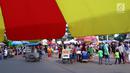 Pedagang kaki lima (PKL) tumpah ruah saat Car Free Day di kawasan Senayan, Jakarta, Minggu (8/10). Sebagian dari mereka menjajakan dagangannya di pendestrian hingga ke tengah jalan. (Liputan6.com/Fery Pradolo)