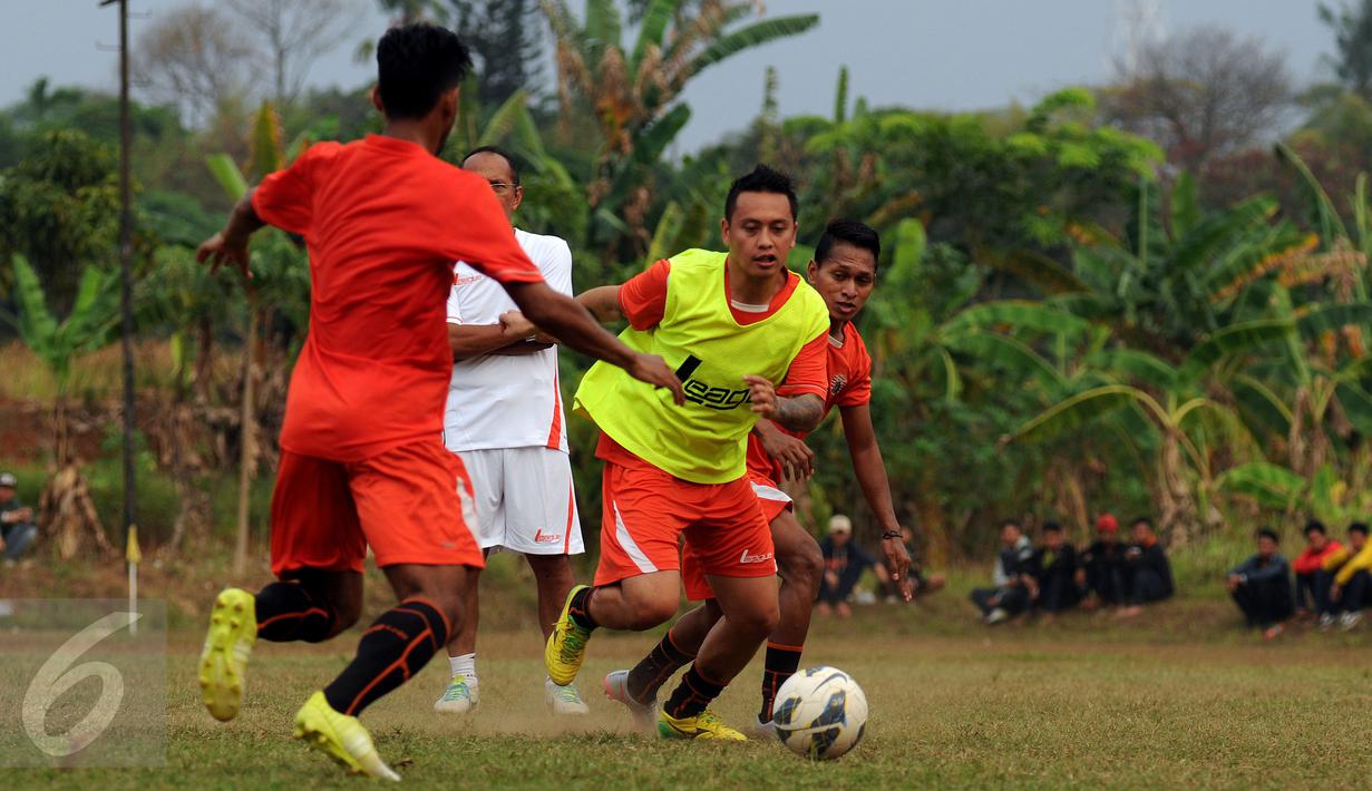 Mahadirga Lasut saat mengikuti latihan bersama Persija di National Youth Training Centre, Sawangan, Depok, Senin (2/11/2015). Dirga Lasut pernah tampil memperkuat sayap timnas Indonesia U-23 pada 2009-2011 lalu. (Liputan6.com/Helmi Fithriansyah)