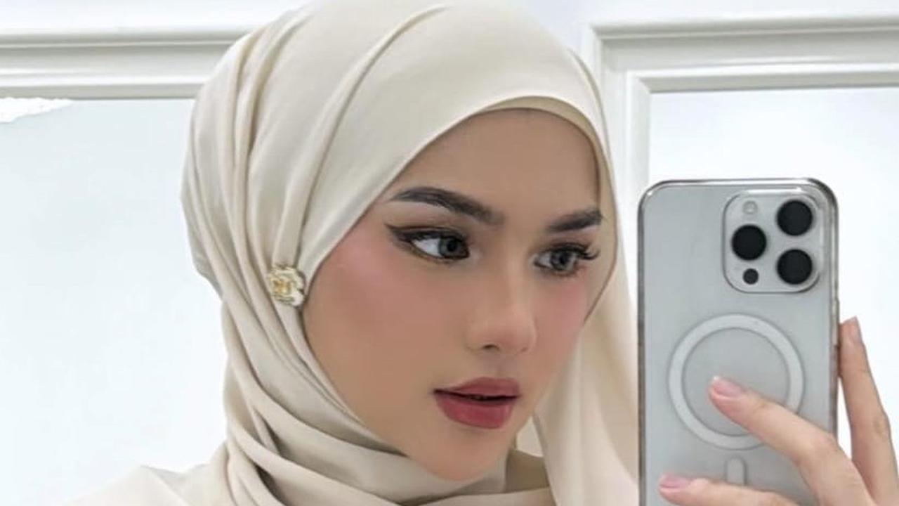 5 Pesona Davina Karamoy dalam Balutan Hijab, Makeup Timur Tengah Bikin Aura Makin Memikat