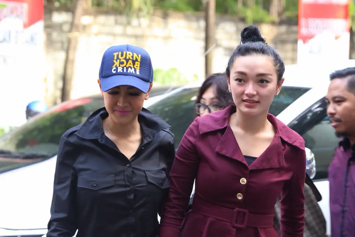 [Bintang] Zaskia Gotik dan Julia Perez