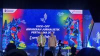 VP Corporate Communication PT Pertamina, Fadjar Djoko Santoso (kiri),  bersama Perwakilan Dewan Juri Anugerah Jurnalistik Pertamina (AJP) 2025, Riza Primadi resmi meluncurkan AJP 2025, di Jakarta, Selasa (17/6/2025). (Bola.com/Yus Mei Sawitri)