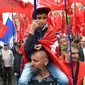 Seorang anak ikut berpartisipasi selama unjuk rasa peringatan May Day di Kiev, Ukraina, Senin (1/5). Pekerja di berbagai belahan dunia mengadakan aksi Hari Buruh Internasional dengan memadati jalan-jalan besar menyuarakan aspirasi. (Sergei SUPINSKY/AFP)