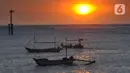 Pemandangan matahari terbenam di Pantai Kedongnan, Bali, Senin (6/9/2021). Masa pandemi dimanfaatkan warga yang kehilangan pekerjaan untuk memancing, dimana hasilnya digunakan sebagai pelengkap lauk makan di rumah. (merdeka.com/Arie Basuki)