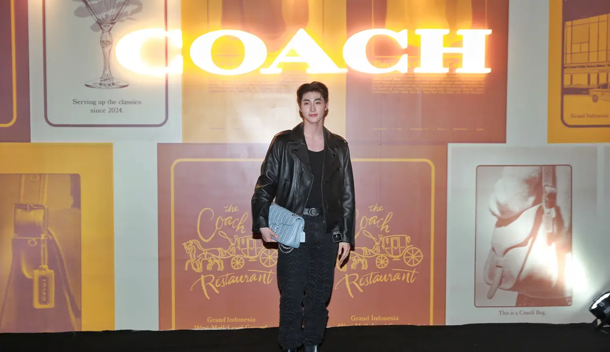 Selain Kang Min Hyuk, Blue Potingwat juga menjadi bintang utama yang hadir di Grand Opening The Coach Restaurant. Blue juga tampil mengenakan outfit all Coach serba hitam. Ia padukan kaus dengan leather jacket, celana panjang, leather boots, dan belt hitam, serta shoulder bag berwarna baby blue yang kontras namun menarik. [Foto: Document FIMELA/Adrian Putra]