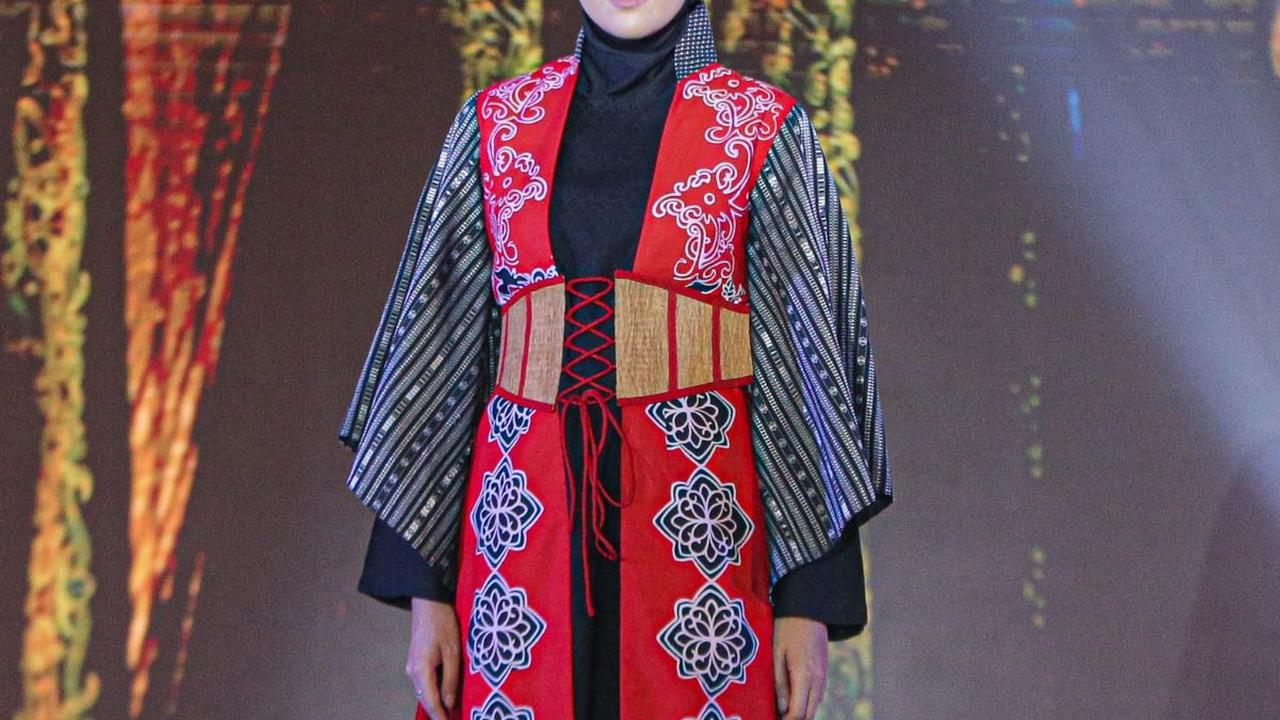 Sejumlah busananya dipamerkan oleh beberapa model di catwalk Festival 6.