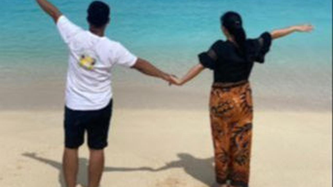 Menilik Pesona Pantai Lamolo, Menawarkan Keindahan Layaknya Laut Maladewa