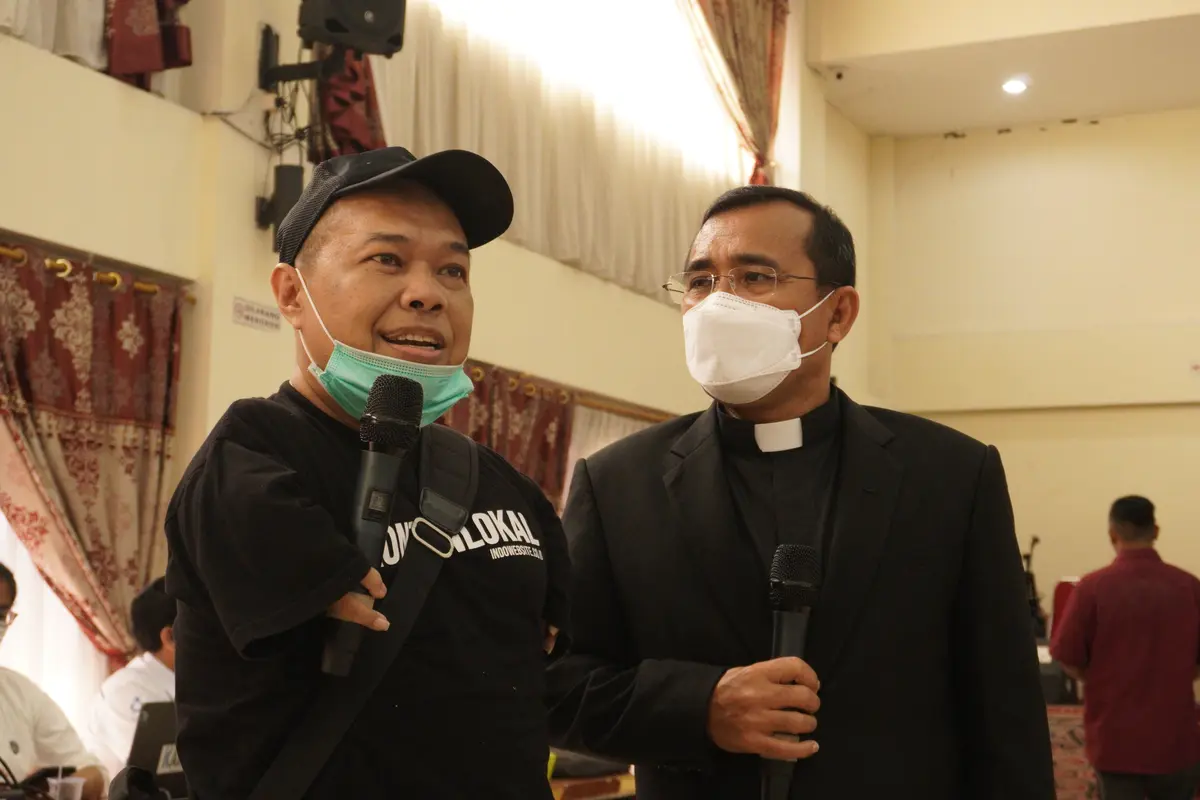Ephorus HKBP Pendeta Robinson Butarbutar berdialog dengan Kaum Difabel Boy Tonggor Siahaan di Jakarta, 22 Juni 2022