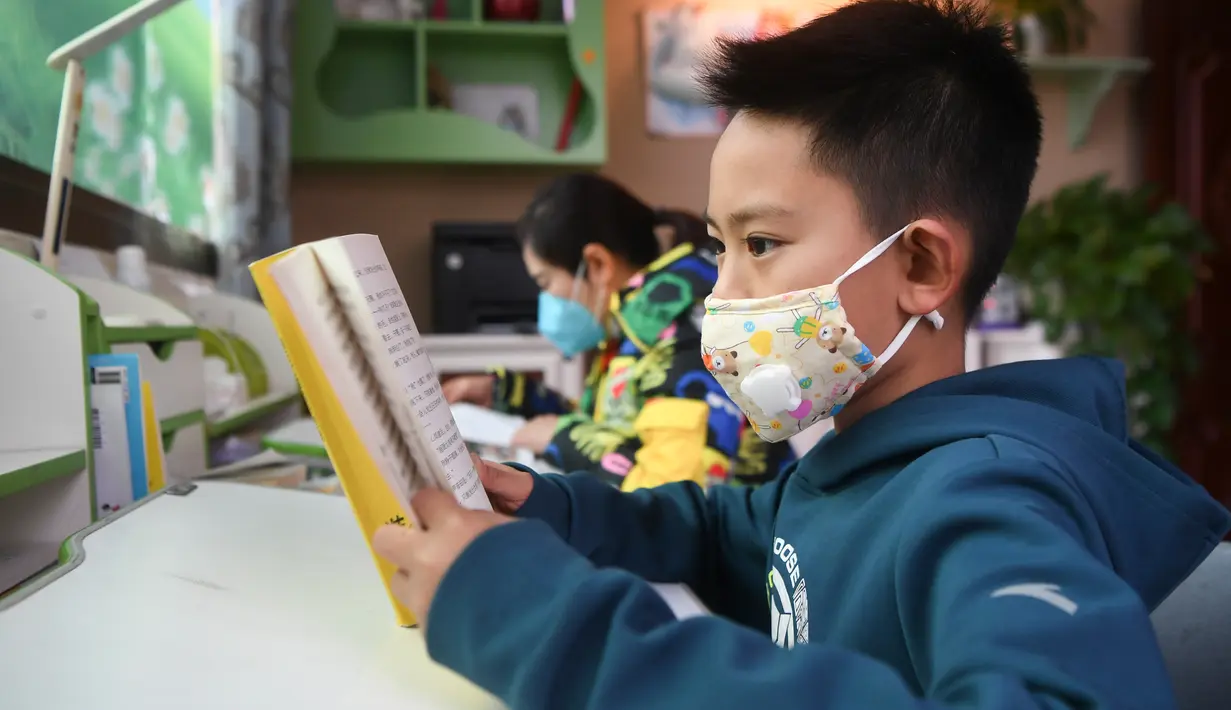 Wang Congyang membaca di rumah ketika administrasi pendidikan setempat menyarankan para siswa untuk mengurangi bepergian ke luar dan menghindari keramaian di tengah merebaknya coronavirus baru di Wilayah Yunyang, Chongqing, China barat daya, pada 6 Februari 2020. (Xinhua/Wang Quanchao)