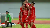 Pemain Persija Jakarta, Hansamu Yama, melakukan selebrasi setelah mencetak gol ke gawang Dewa United pada laga BRI Liga 1 di Stadion Indomilk Arena, Tangerang, Senin (10/4/2023). Persija menang dengan skor 1-0. (Bola.com/M Iqbal Ichsan)