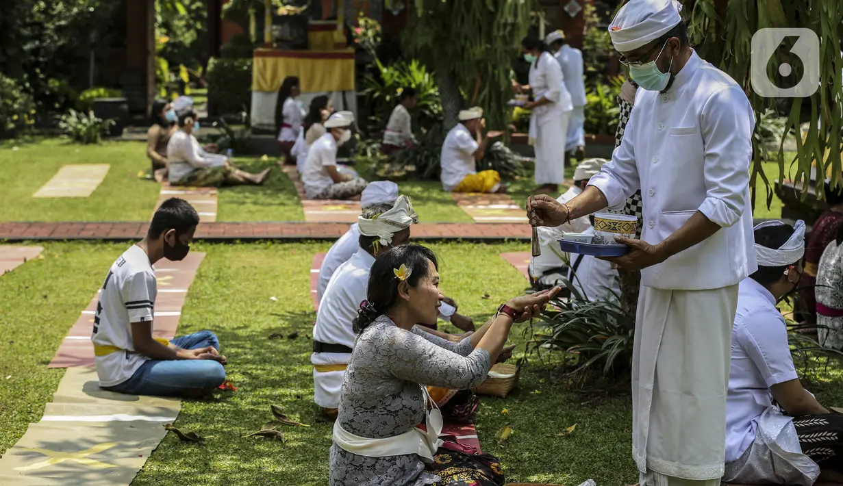 Umat Hindu Bali saat memperingati Hari Raya Galungan di Pura Amerta Jati, Jalan Punak, Pangkalan Jati, Cinere, Depok, Rabu (14/4/2021). Hari Raya Galungan sebagai hari kemenangan dharma (kebaikan) melawan adharma (keburukan). (Liputan6.com/Johan Tallo)