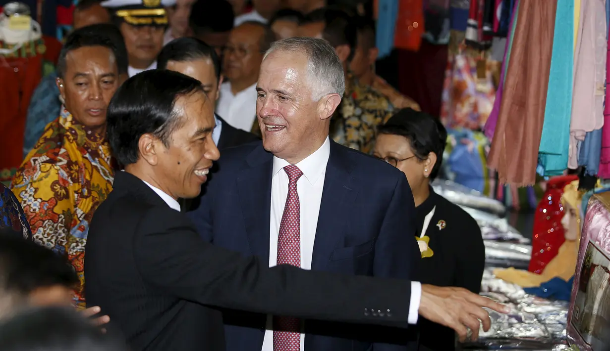 Presiden Indonesia Joko Widodo (kiri) dan Perdana Menteri Australia Malcolm Turnbull (tengah) berbincang saat blusukan di Blok A Pasar Tanah Abang, Jakarta, Kamis (12/11). (REUTERS/Darren Whiteside)