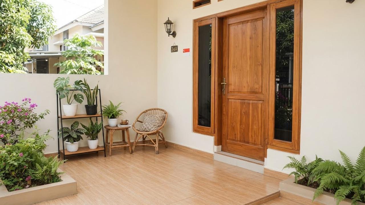 Warna keramik lantai yang cocok untuk teras rumah kecil model cokelat muda kombinasi dengan pintu kayu
