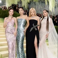 Momen yang dinanti akhirnya terjadi. Untuk pertama kalinya, keempat member BLACKPINK tampil bersama di karpet merah Met Gala 2026. [@zipmagazinehk].