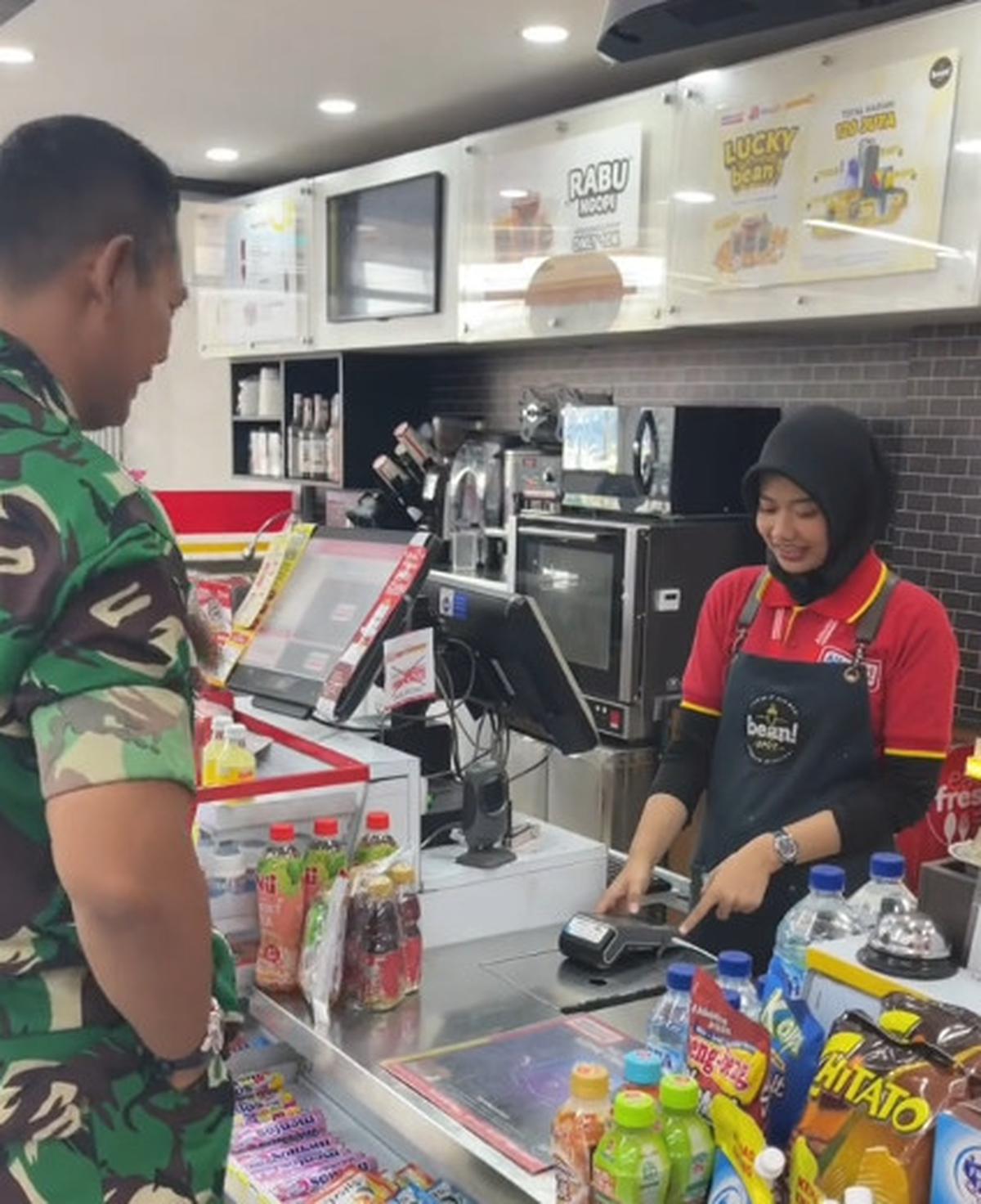 Momen Anggota TNI Kunjngi Minimarket Tempat Putrinya Bekerja Viral, Kebersamaannya Curi Perhatian