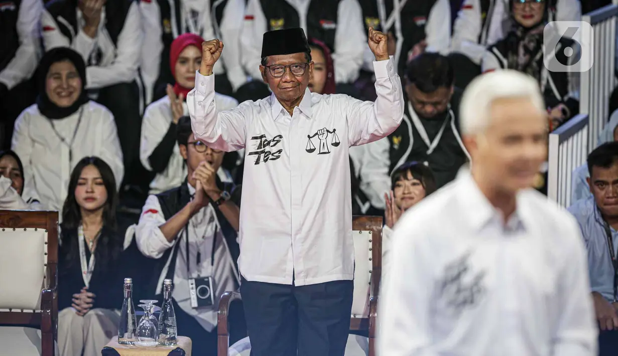 Calon Wakil Presiden nomor urut 3, Mahfud MD saat mengikuti paparan visi dan misi pada debat perdana Calon Presiden pada Pilpres 2024, Selasa (12/12/2023). (Liputan6.com/Faizal Fanani)