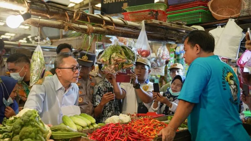 Menteri Perdagangan (Mendag)Zulkifli Hasan berkunjung ke Pasar Koja Baru, Jakarta Utara pada, Jumat (17/6/2022). (Dok Kemendag)