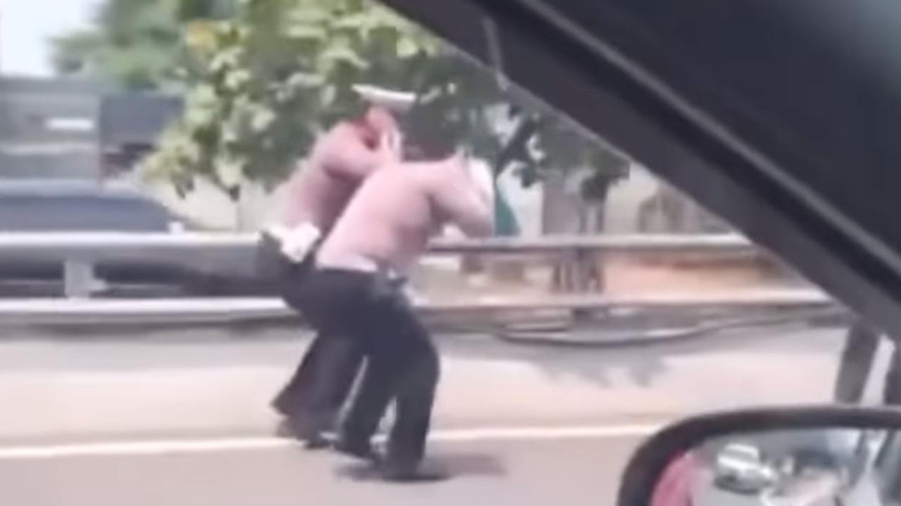 Viral Polisi Diduga Dihukum Squat Jump di Pinggir Jalan
