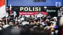 Pengunjuk rasa berkumpul saat berdemonstrasi menolak UU Cipta Kerja di kawasan Harmoni, Jakarta, Kamis (8/10/2020). UU Cipta Kerja yang disahkan beberapa waktu lalu memicu demonstasi sejumlah kalangan. (Liputan6.com/Faizal Fanani)