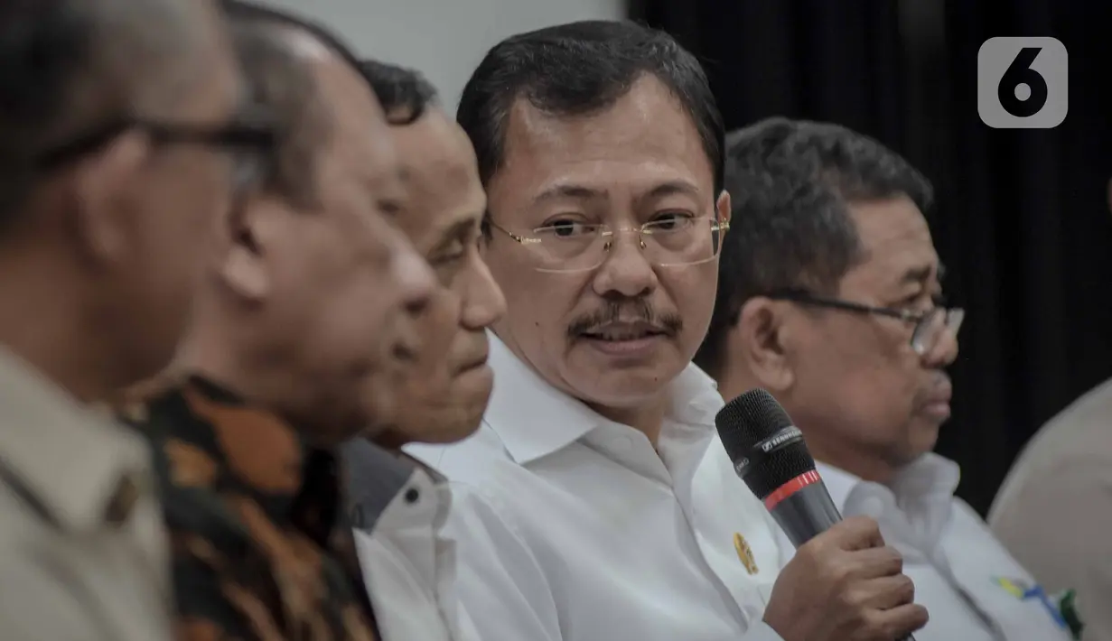 Menkes Terawan Agus Putranto memberikan keterangan terkait dua WNI yang terjangkit virus corona di Kemenkes, Jakarta, Senin (2/3/2020). Diketahui, keduanya tertular virus corona dari warga negara Jepang yang berkunjung ke rumah mereka di Depok, beberapa waktu lalu. (Liputan6.com/Faizal Fanani)