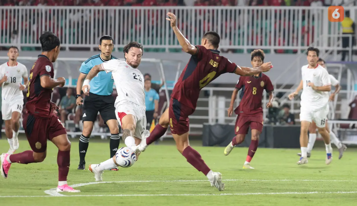 Gelandang Timnas Indonesia Marc Klok menguasai bola saat menghadapi pemain Kamboja pada laga Grup A Piala AFF 2026 di Stadion Pakansari, Bogor, Jawa Barat, Senin (27/7/2026). Timnas Indonesia membuka langkah di turnamen dengan kemenangan meyakinkan 5-1 atas Kamboja. Mitchell Baker menjadi bintang kemenangan lewat torehan hattrick, sementara dua gol lainnya dicetak Sandy Walsh dan Jens Raven. (KLY/Budy Santoso)