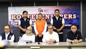 Buronan kasus jasa keuangan Adrian Gunadi yang merupakan salah satu pendiri dan mantan Direktur Investree&nbsp;ditangkap di Qatar dan dipulangkan ke Indonesia oleh&nbsp;Otoritas Jasa Keuangan (OJK) bersama Kepolisian Negara RI. (Dok OJK)