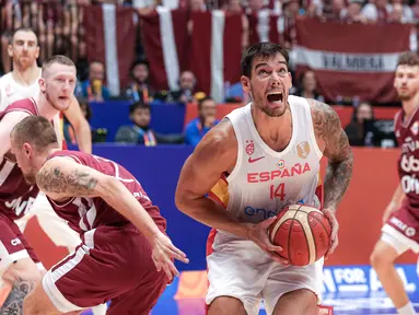 Reaksi pebasket Spanyol, Willy Hernangomez (tengah kanan) berusaha memasukkan bola pada laga Grup L Piala Dunia FIBA 2023 melawan Latvia di Indonesia Arena, Senayan, Jakarta, Jumat (01/09/2023). Spanyol kalah dengan skor 69-74. (Bola.com/Bagaskara Lazuardi)