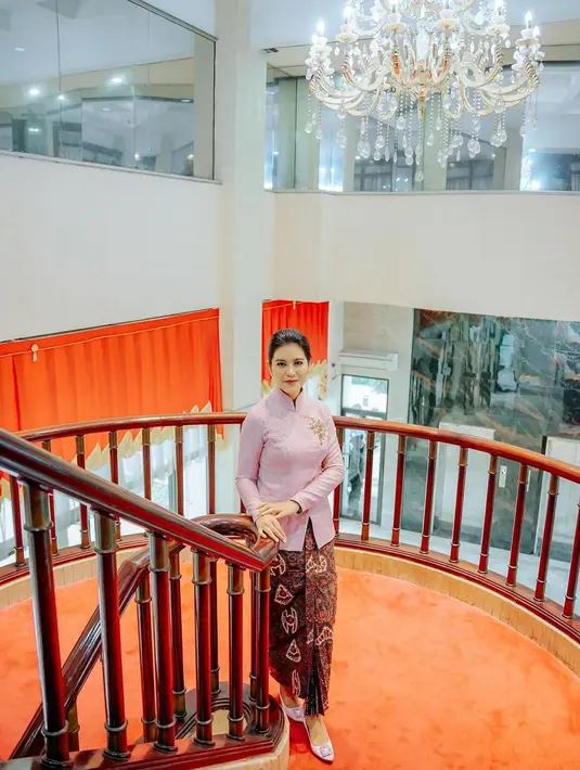 Kebaya tersebut dipadukan kain lilit batik berwarna merah, bros emas, dan sepasang heels berwarna senada. [@ayangkahiyang].