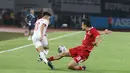 Pemain Timnas Indonesia dan Vietnam berebut bola pada laga Grup A Piala AFF 2026 di Stadion Pakansari, Bogor, Senin (3/8/2026). Timnas Indonesia kalah 0-3 dari Vietnam sehingga turun ke peringkat ketiga klasemen sementara Grup A, namun masih memiliki peluang lolos ke semifinal jika mampu mengalahkan Singapura pada laga terakhir. (KLY/ Budy Santoso)