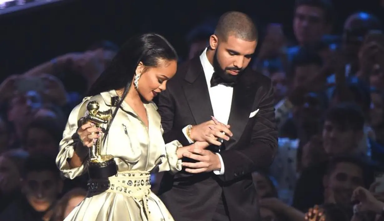 Saat diwawancarai Vogue, Rihanna memberikan jawaban yang mengejutkan soal Drake. (SheKnows)