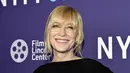 Cate Blanchett tersenyum saat menghadiri pemutaran perdana film "Tár" selama Festival Film New York ke-60 di Alice Tully Hall di New York pada Senin, 3 Oktober 2022. Bodysuit yang dikenakan bintang berusia 53 tahun itu tampak elegan yang menampilkan bawahan lonceng dan lengan berenda dramatis dengan ujung putih untuk menambah kontras. (Photo by Evan Agostini/Invision/AP)