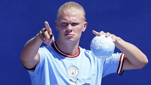 Foto: Tak Sabar Lawan Manchester United, Begini Momen Erling Haaland Saat Dikenalkan oleh Manchester City di Hadapan Para Fans