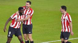 Striker Athletic Bilbao, Inaki Williams (kiri) melakukan selebrasi bersama rekan setim usai mencetak gol pertama timnya ke gawang Barcelona dalam laga lanjutan Liga Spanyol 2020/21 di San Mames Stadium, Bilbao, Rabu (6/1/2021). Athletic Bilbao kalah 2-3 dari Barcelona. (AFP/Ander Gillenea)