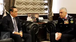 Wakapolri Komjen Pol Syafruddin berbincang dengan Kepala Public Security Departement (PSD) Kerajaan Jordania Mayor Jenderal Ahmad Sarhan Al Faqih saat kunjungan kerja di Jordania, Rabu (18/1). (Liputan6.com)