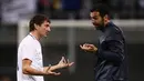 Legenda sepak bola Brasil, Leonardo Araujo berbincang dengan Gianluigi Buffon selama pertandingan perpisahan Andrea Pirlo, di Stadion Milan San Siro, Italia, (21/5).(AFP Photo / Marco Bertorello)