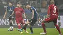 Gelandang Inter Milan Marcelo Brozovic mengoper bola melewati gelandang Liverpool Harvey Elliott pada leg pertama babak 16 besar Liga Champions di Stadion Giuseppe Meazza, Milan, Kamis dini hari WIB (17/2/2022). Melawat ke markas Inter Milan,  Liverpool menang 2-0. (AP Photo/Antonio Calanni)