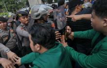 FOTO: Demo Mahasiswa Saat Sidang Tahunan di Gedung DPR Diwarnai Aksi Saling Dorong dengan Polisi