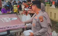 Polrestabes Palembang Bagikan 100 Paket Takjil Ramadhan, Pererat Silaturahmi dengan Warga