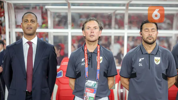 <p>Pelatih Timnas Indonesia, Patrick Kluivert, dan dua asistennya, Alex Pastoor serta Denny Landzaat, memimpin timnya menghadapi Timnas Bahrain pada laga kedelapan putaran ketiga Grup C kualifikasi Piala Dunia 2026 di Stadion Utama Gelora Bung Karno, Jakarta, Selasa (25/3/2025) dini hari WIB. (Bola.com/Bagaskara Lazuardi)</p>