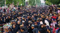 Masyarakat Kabupaten Blora tumpah ruah memecahkan rekor MURI di Jalan Pemuda untuk merayakan momen HUT ke-78 RI, Rabu (16/8/2023). (Liputan6.com/ Ahmad Adirin)
