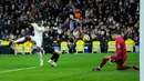 Pemain Real Madrid Vinicius Junior (kiri) menendang bola ke gawang Real Sociedad yang dijaga kiper Igor Zubeldia (tengah) pada pertandingan sepak bola Liga Spanyol di Stadion Santiago Bernabeu, Madrid, 29 Januari 2023. Pertandingan berakhir imbang 0-0. (AP Photo/Manu Fernandez)