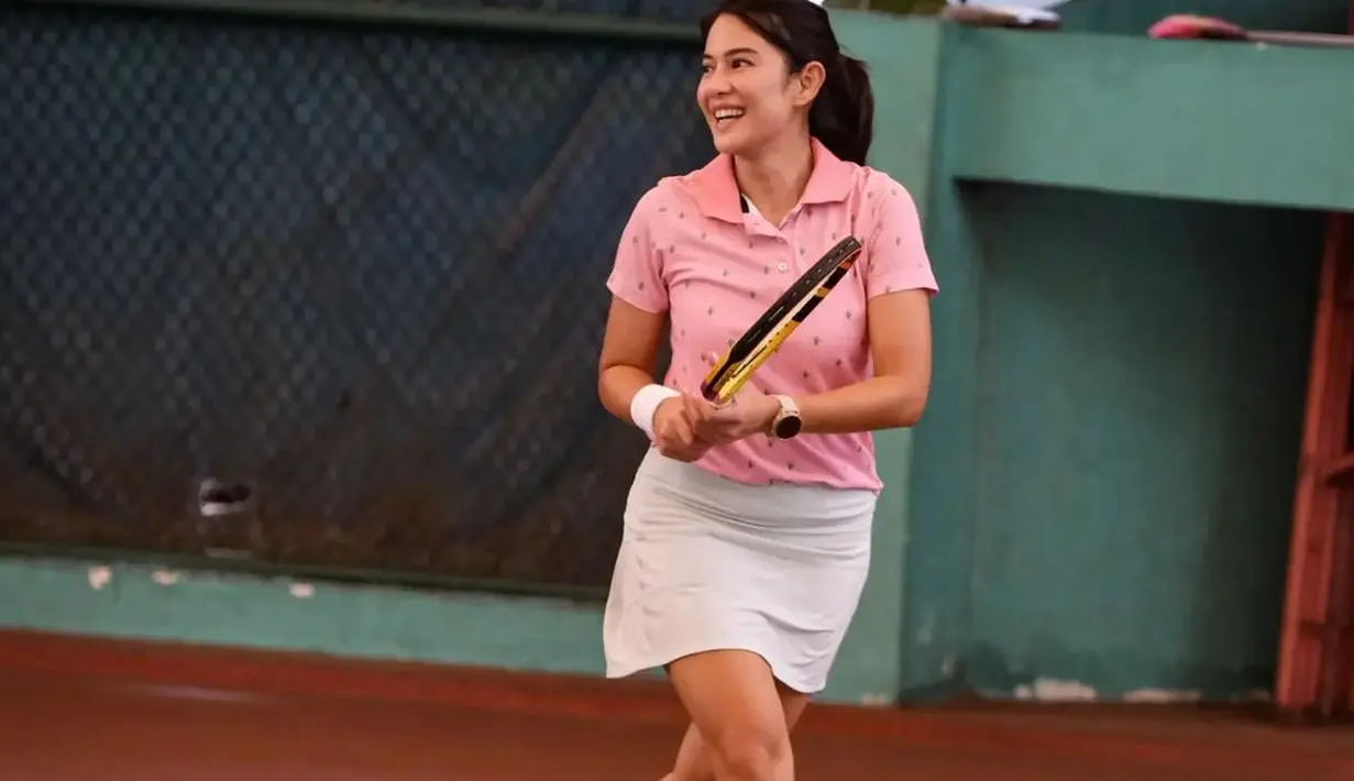 <p>Beberapa kali Dian Sastrowardoyo mengabadikan momen dirinya saat berlatih tenis melalui media sosialnya. Gaya arts 40 tahun itu tak kalah kece dari atlet profesional saat mengayunkan raket. (FOTO: instagram.com/therealdisastr/)</p>