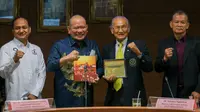 Ketua DPD RI yang juga Ketua Pengurus Besar Muaythai Indonesia (PBMI) AA LaNyalla Mahmud Mattalitti bertemu Ketua Kehormatan IFMA, Sakchye Tapsuwan di kawasan Ramkhamhaeng Rd, Bangkok, Thailand, Selasa (29/11/2022). (Ist)