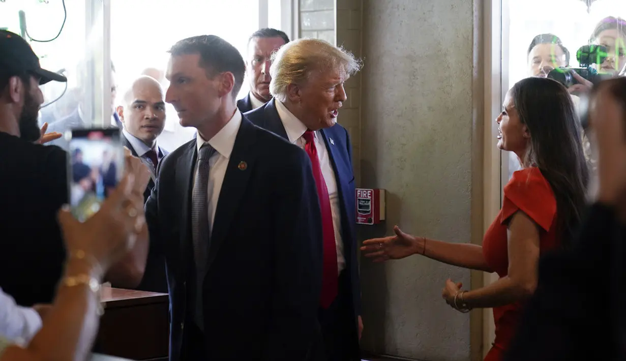 <p>Kehadiran Donald Trump di restoran itu mengejutkan publik di mana dia menggelar jumpa fans dadakan, berjabat tangan, dan berfoto bersama para pendukungnya. Bahkan, Trump mentraktir mereka. (AP Photo/Alex Brandon)</p>