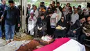 Suasana pemakaman suami Rachmawati Soekarnoputri, Benny Soemarno di TPU Karet Bivak, Jakarta, Senin (2/4). Benny Soemarno meninggal pada usia 68 tahun. (Liputan6.com/Faizal Fanani)